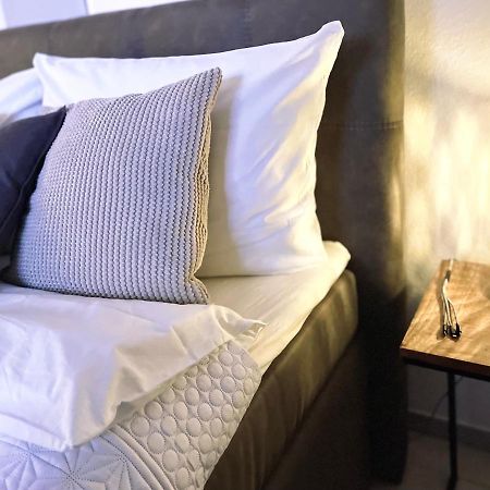 Apartment Im Gehobenen Stadtviertel - Perfekt Fuer Selbstversorger Aalen Esterno foto